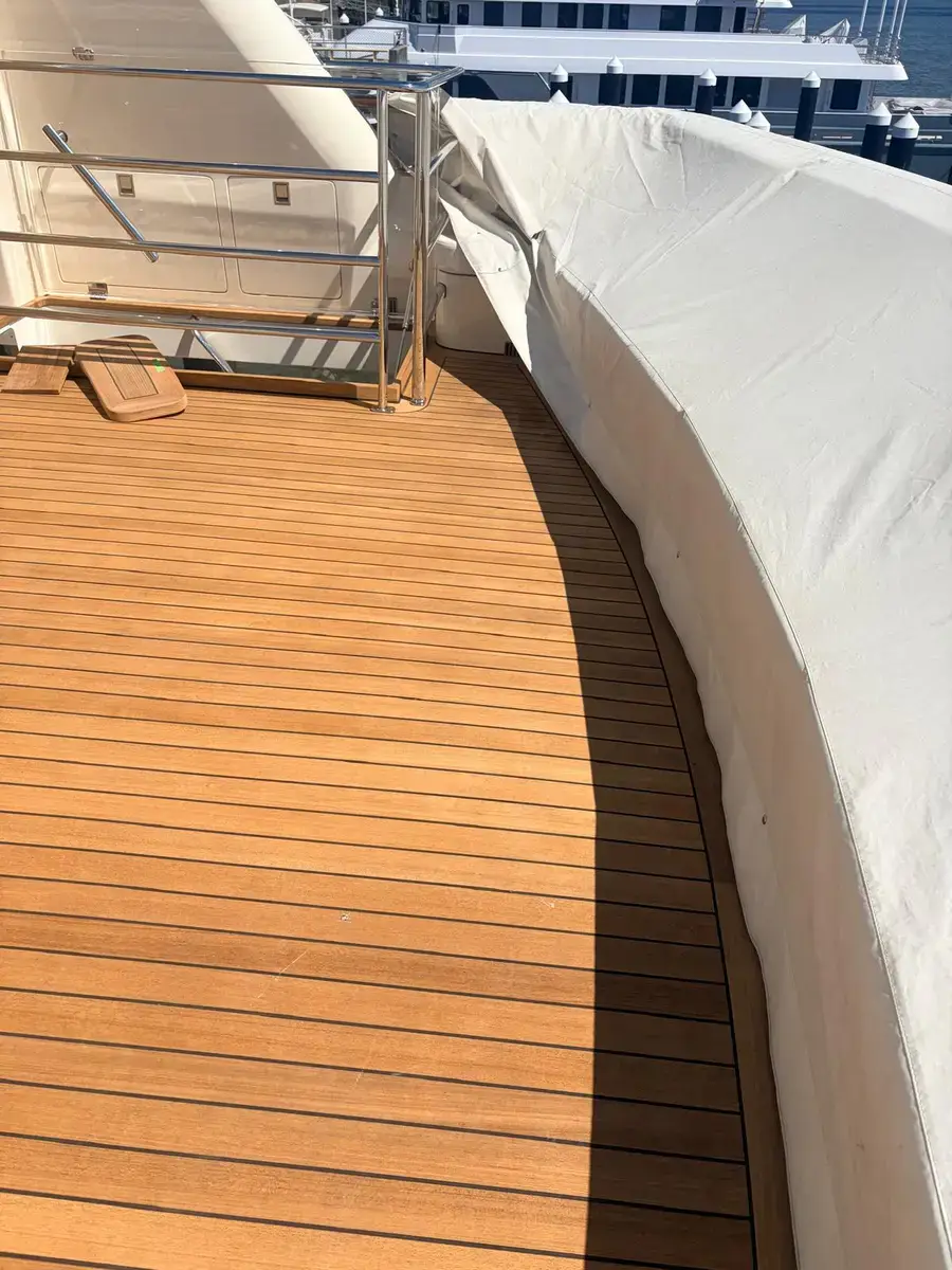 Curved teak margin boards following the line of the bulwark